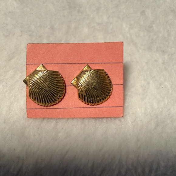 Elegant Gold-Tone Sand Dollar Necklace and Earring Set - Picture 5 of 7